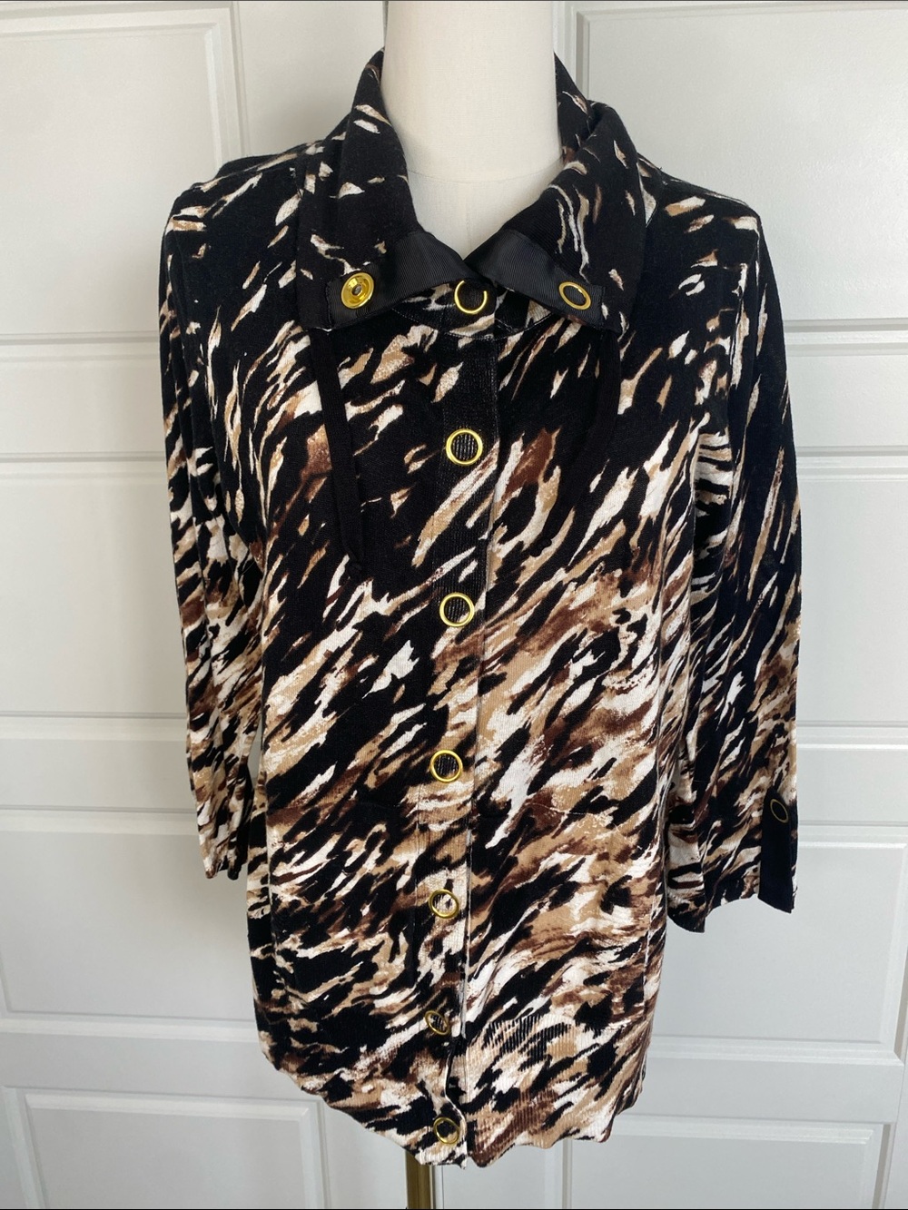 Chico’s Zenergy Animal Print Cardigan Jacket Size 2 Large Gold Button Cotton